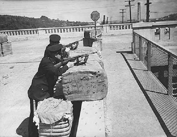 Seattle police with submachine guns guarding Pier 41, Seattle, July 20, 1934
Museum of History & Industry