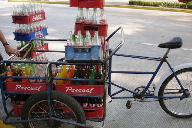 Soda delivery in Bosque de Chapultepec, Mexico City. Between 1989 and 2006, the consumption of sugary drinks increased by 60 percent per capita in Mexico. Photo by Omar Bárcena. Licensed CC-BY-NC.