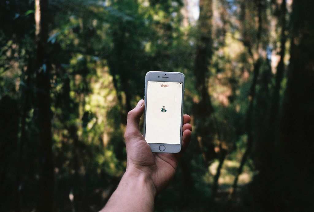 The Dig: How to Background Your Tinder Dates, Experts Edition